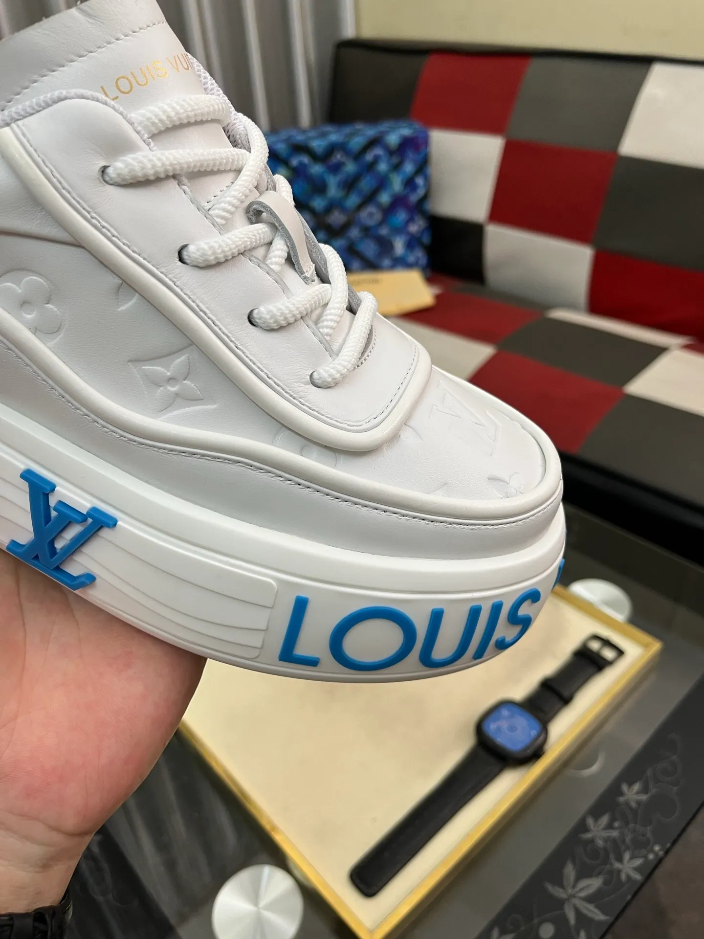 Men's shoes 💰560⌚️⌚️【LOUlS VUlTTON】Louis Vuitton ~ unique and casual style. LV counter purchasing 🏃casual shoes😍😍 Men's 2025 counters are on sale simultaneously, Italian imported brands select first-layer Italian cowhide. Cowhide leather lining (refuses to discolor and grind feet) Code number: 38-44 4⃣️colors available